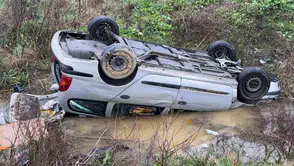 Arnavutköy'de feci kaza: Otomobil su kanalına uçtu, sürücü yaralandı