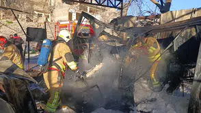 Kahramanmaraş’ta konteyner çarşı yangını: 3 konteyner ve 3 araç küle döndü
