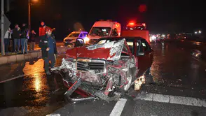 Sakarya D-100'de feci kaza: Servis minibüsüyle çarpışan otomobil sürücüsü kaçtı