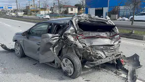 Kocaeli D-100’de kamyon otomobile çarptı : 1 Yaralı