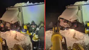 Erzurum Akyazı'da iki kamyon kafa kafaya çarpıştı : Sürücü öldü