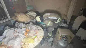 Avcılar'da çöp evde yangın paniği : Görme engelli adam evden çıkmak istemedi