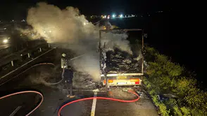 Mardin'de seyir halindeki tırın dorsesi alev alev yandı