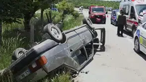Kütahya'da otomobil işletme duvarına çarpıp takla attı : 4 yaralı