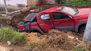 Bursa'da kontrolden çıkan kamyonet, hayvan dışkılarının bulunduğu çukura düştü
