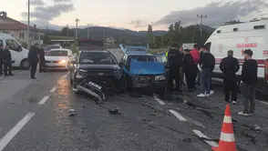 Kütahya'da iki otomobil çarpıştı : 3 yaralı