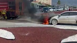 Hatay'da seyir halindeki otomobil alev alev yandı : Motor kısmında patlama yaşandı