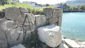 Amasra'da tarihi Direkli Kaya'ya sprey boyalı saldırı : Soruşturma başlatıldı