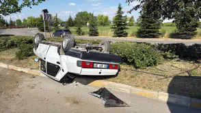 Eskişehir'de Tofaş takla atıp refüje devrildi :  2 yaralı