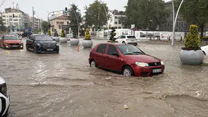 Tokat'ta sağanak ve kuvvetli rüzgar etkili oldu