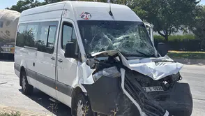 Gaziantep'te işçi servisi ile damperli tır çarpıştı
