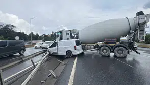 Arnavutköy'de beton mikseri ile hafif ticari araç çarpıştı