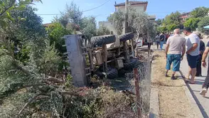 Bahçeye devrilen iş makinesinin sürücüsü öldü