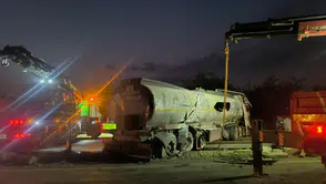 Erzin’de yakıt yüklü tanker devrildi : Yola mazot döküldü