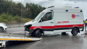 Çekmeköy'de özel ambulans devrildi