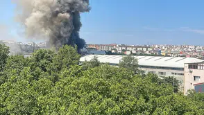 Arnavutköy'de sünger fabrikasında yangın
