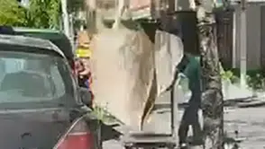 Erzurum'da binanın 7'nci katından düşen halı mağaza çalışanının üzerine düştü