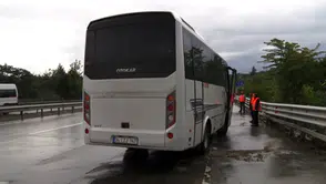 Eyüpsultan Hasdal Yolu'nda servis aracı kaza yaptı : 3 kişi yaralandı