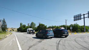 Isparta'da iki otomobilin çarpıştığı kazada 6 kişi yaralandı