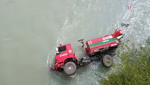 Hakkari'de orman yangınına giden arazöz Zap Suyu'na düştü : 3 yaralı