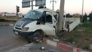 Burdur'da kontrolden çıkan kamyonet elektrik direğine çarptı : 19 yaşındaki sürücü yaralandı