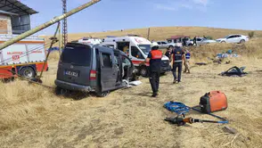 Elazığ'da hafif ticari araç tarlaya devrildi : 1'i ağır 5 yaralı