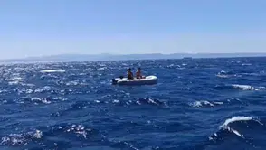 Ayvalık açıklarında sürülen bot fırtınaya yakalandı : 2 kişi kurtarıldı