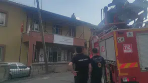 Hakkari'de çatıda mahsur kalan işçi itfaiye ekiplerince kurtarıldı