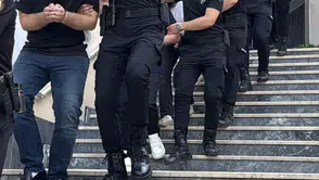 Arnavutköy'de iş yeri sahibinden para istediler, aracı ateşe verdiler