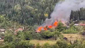 Kastamonu'da bir evde çıkan yangın 3 eve daha sıçradı