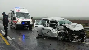 İstanbul Arnavutköy'de kamyon kazası : 2 sürücü yaralandı, trafik kilitlendi