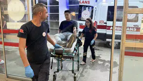 Ani fren yapan otomobile çarpmamak için refüje çıktı : 2 yaralı