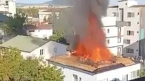 Tuzla'da 2 katlı binanın çatısında yangın çıktı