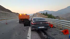 Niğde'de otomobil ile kamyonet çarpıştı : 1 ölü, 3 yaralı