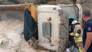 Hatay Belen'de hafriyat kamyonu devrildi : Sürücü yaralandı