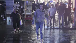 Ankara’da akşam sağanağı trafiği kilitledi :