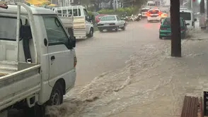 Antalya'da sağanak yağış cadde ve sokakları su altında bıraktı