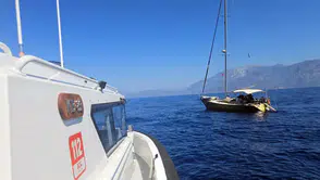 İzmir açıklarında 56 düzensiz göçmen yakalandı