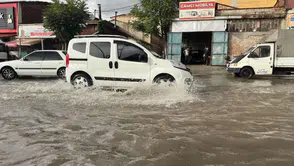 Uşak’ta sağanak ve dolu yağışı yolları göle çevirdi