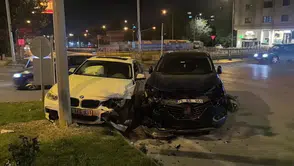 Erzurum'da iki otomobil kavşakta çarpıştı : 2 kişi hastaneye kaldırıldı