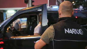 İzmir’de uyuşturucu operasyonu : 14 yıl 1 ay hapis cezasıyla aranan şüpheli tutuklandı