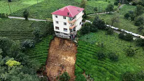 Rize'de heyelan: Toprak kütlesi koptu, 3 katlı bina askıda kaldı