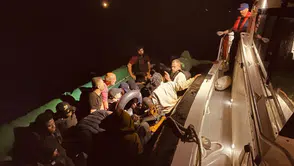 İzmir'de lastik bottaki 31 düzensiz göçmen yakalandı