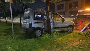 Bursa’da yağış nedeniyle kontrolden çıkan araç ağaca çarptı : 2 yaralı