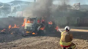 Hatay'da yanan hafif ticari araç kullanılamaz hale geldi