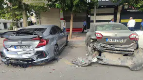 Batman'da park halindeki araçlara çarpan sürücü otomobilini bırakıp kaçtı