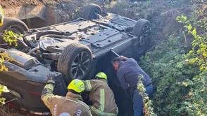 Bursa'da otomobil dere yatağına yuvarlandı : 5 yaralı