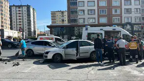 Kayseri'de iki otomobil çarpıştı: 2 kişi yaralandı