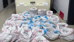 Mersin Şehir Hastanesi otoparkındaki araçta 256 binden fazla sentetik ecza ele geçirildi