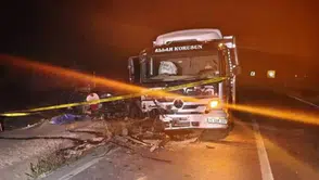 Konya'da otomobil ile kamyon çarpıştı : 16 yaşındaki çocuk öldü